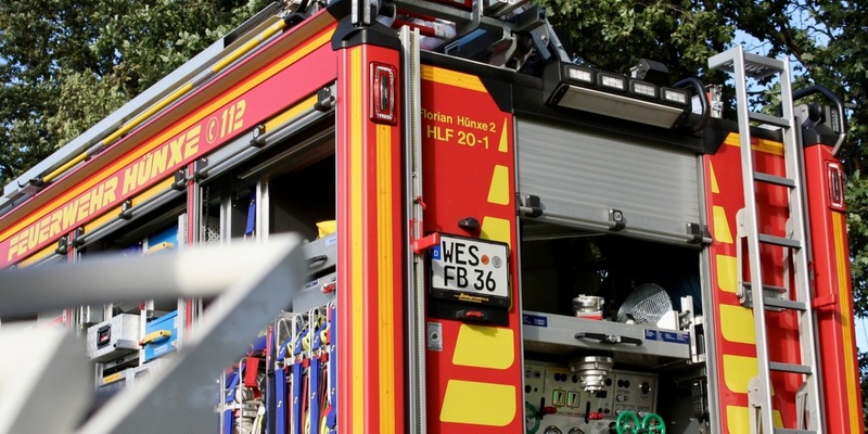 FW Hünxe: Hebebühne defekt - Vier Personen in luftiger Höhe gefangen - Foto: presseportal.de