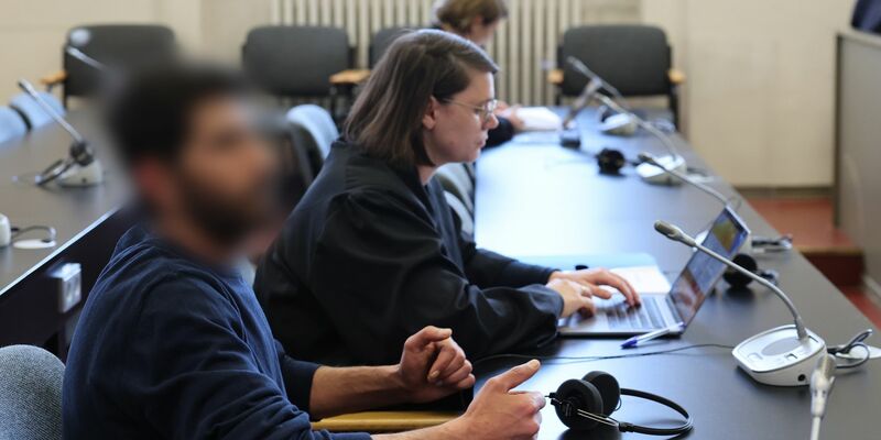 Der Flughafen-Geiselnehmer von Hamburg muss sich wegen Entziehung Minderjähriger, vorsätzlicher Körperverletzung, Waffendelikten und Geiselnahme vor Gericht verantworten. - Foto: Ulrich Perrey/dpa