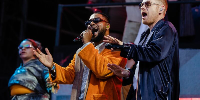 Peter Fox (r) mit Benji Asare auf dem Southside Festival (Archivbild). - Foto: Christoph Schmidt/dpa