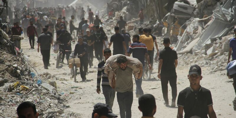 Israels Armee hat nach eigenen Angaben die Kontrolle über den gesamten Abschnitt an der Grenze zu Ägypten übernommen - immer mehr Palästinenser fliehen nach Dschabalia. - Foto: Mahmoud Zaki/XinHua/dpa