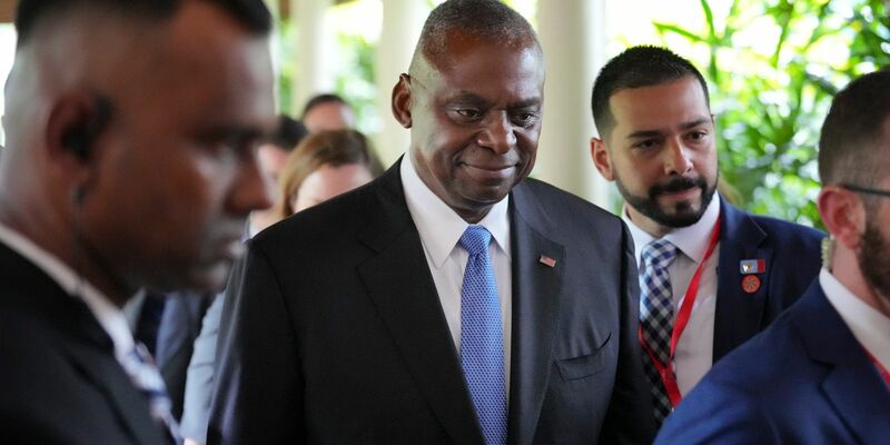 US-Verteidigungsminister Lloyd Austin (M) nach einem bilateralen Treffen mit Chinas Verteidigungsminister Dong Jun. - Foto: Vincent Thian/AP/dpa