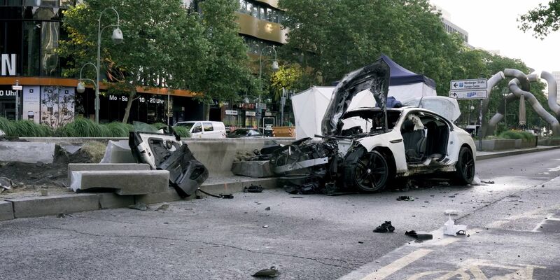 Das Wrack eines Autos steht nach einem Unfall auf der Tauentzienstraße. - Foto: Michael Ukas/dpa