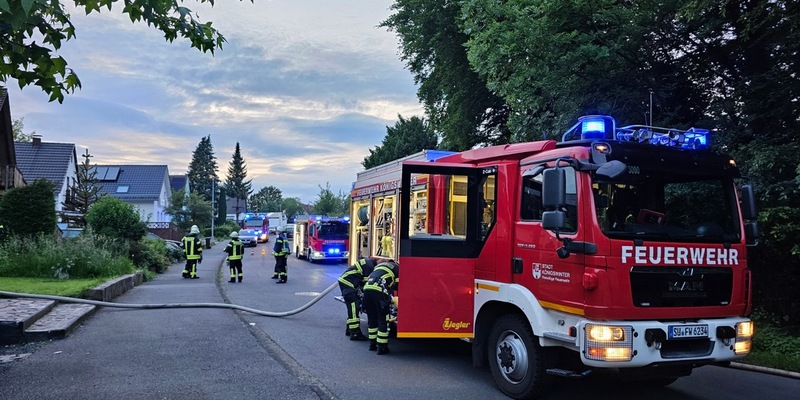 FW Königswinter: Brennender Anbau an Holzhaus - Nachbarn verhindern schlimmeres - Foto: presseportal.de