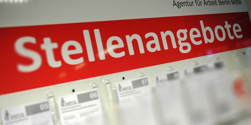 Eine Hinweistafel mit offenen Stellen im Gebäude der Bundesagentur für Arbeit in Berlin. - Foto: Paul Zinken/dpa