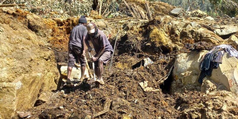 Helfer suchen nach dem Erdrutsch mit vielen Toten weiter nach Überlebenden, doch die Chancen schwinden. - Foto: -/iom.int/dpa