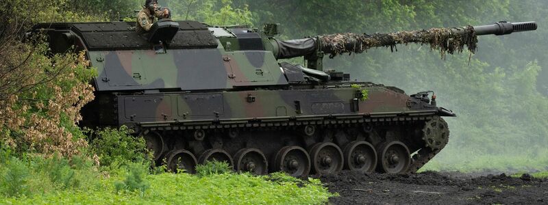 Eine deutsche Panzerhaubitze 2000 der ukrainischen Armee steht an der Frontlinie in der Nähe von Bachmut. - Foto: Efrem Lukatsky/AP/dpa