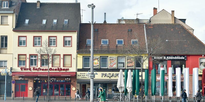 Geschäfte am Rande des Marktplatzes in Mannheim. Die Polizei ist dorthin zu einem Großeinsatz ausgerückt. (Archivbild) - Foto: Uwe Anspach/dpa