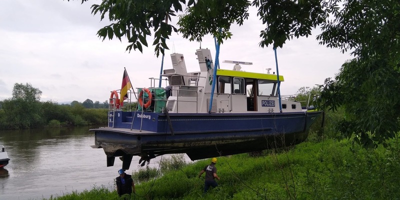 POL-DU: Minden-Lübbecke/Porta Westfalica/Duisburg: Boot der Wasserschutzpolizei gestrandet - aufwändige Bergung - Foto: presseportal.de