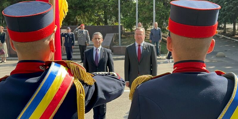 Bundesverteidigungsminister Boris Pistorius (r) wird von seinem moldauischen Kollegen Anatolie Nosatii mit militärischen Ehren begrüßt. - Foto: Jörg Blank/dpa