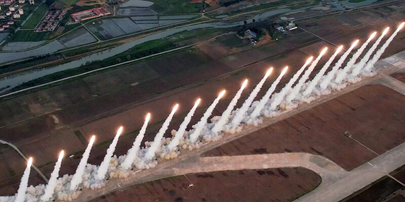 Die von der staatlichen nordkoreanischen Nachrichtenagentur zur Verfügung gestellte Aufnahme soll einen Raketentest an einem nicht genannten Ort zeigen. - Foto: Uncredited/KCNA/KNS/dpa