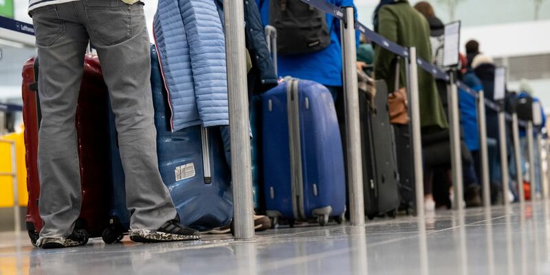 Das Handgepäck kann bei manchen Fluglinien Zusatzkosten verursachen. - Foto: Sven Hoppe/dpa