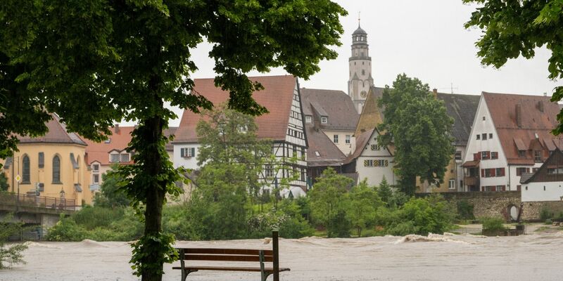 Durch Hochwasser entstandener Schaden landet oft auf dem Sperrmüll. Die deutschen Versicherer fürchten hohe Schäden. - Foto: Stefan Puchner/dpa