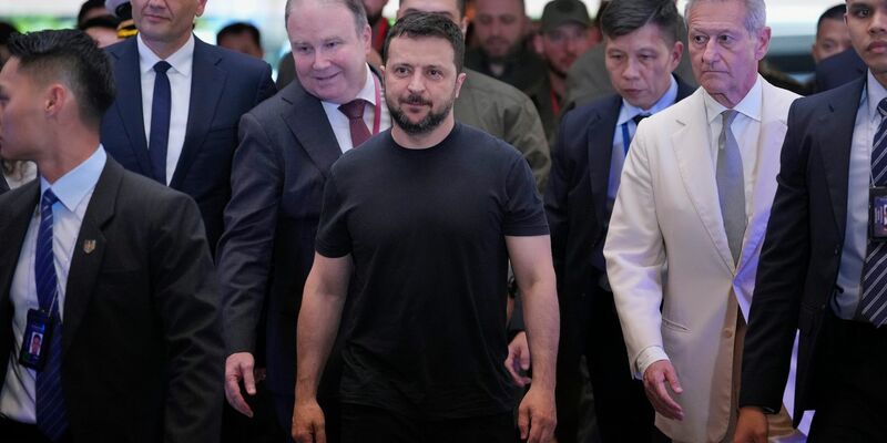 Hatte bereits im März 2022, drei Wochen nach dem Beginn des russischen Angriffskrieges gegen die Ukraine, im Bundestag gesprochen: Wolodymyr Selenskyj. - Foto: Vincent Thian/AP/dpa