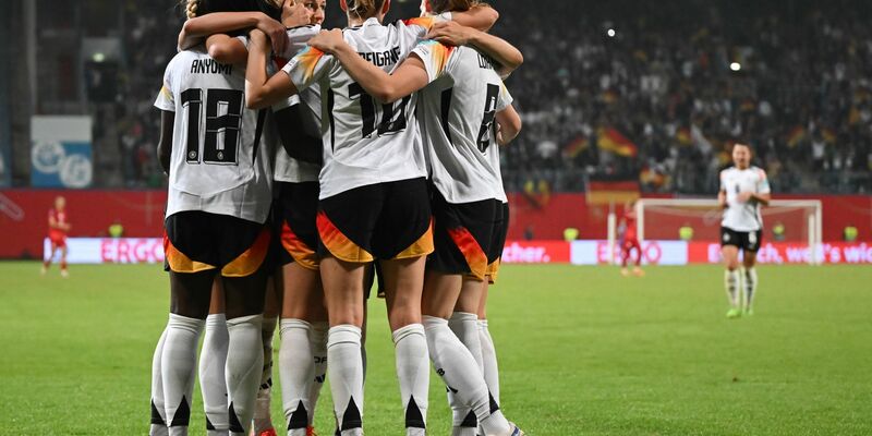 Deutschlands Spielerinnen jubeln über den Treffer zum 2:1. - Foto: Sebastian Christoph Gollnow/dpa