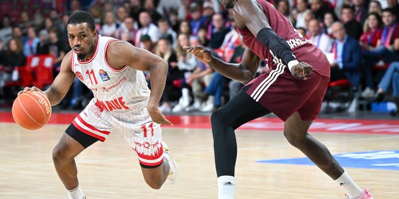 Isaac Bonga (r) und die Bayern gewannen die Serie gegen Würzburg mit 3:0. - Foto: Sven Hoppe/dpa