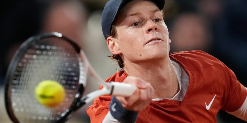 Der Italiener Jannik Sinner setzte sich gegen den Russen Kotow mit 6:4, 6:4, 6:4 durch. - Foto: Christophe Ena/AP/dpa