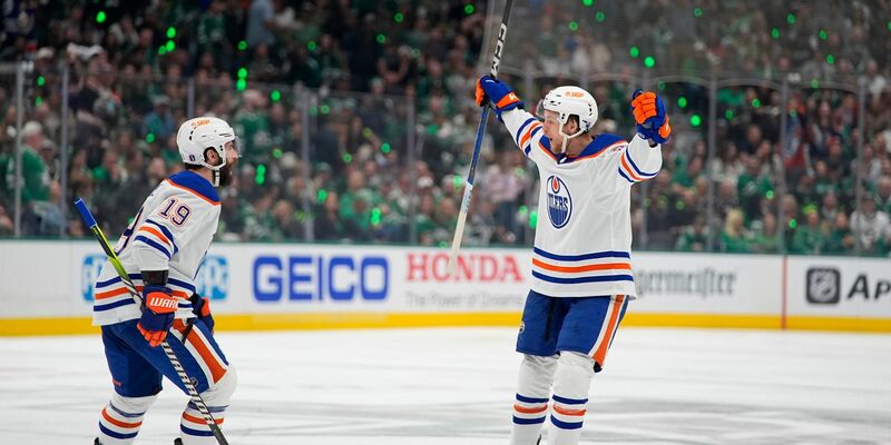 Philip Broberg (r.) feiert seinen Treffer gegen die Dallas Stars in den NHL-Playoffs. - Foto: Julio Cortez/AP