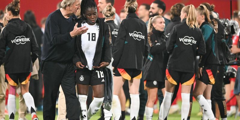 Bundestrainer Horst Hrubesch (l.) ist auch nach dem 4:1-Sieg mit coachen beschäftigt. - Foto: Sebastian Christoph Gollnow/dpa