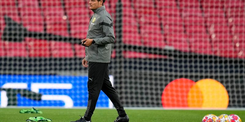 Dortmunds Cheftrainer Edin Terzic beim Abschlusstraining im Wembley-Stadion. - Foto: Kirsty Wigglesworth/AP/dpa