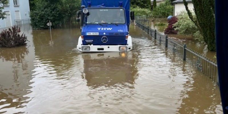 THW Bayern: Hochwasser Bayern: THW evakuiert in den Nachtstunden Bewohnende von Schrobenhausen. - Foto: presseportal.de