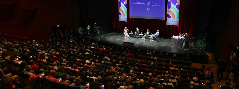 Podiumsdiskussion «Gemeinschaft stärken, Gesellschaft gestalten - Unsere Verantwortung für die Demokratie» mit Bundeskanzler Olaf Scholz auf dem Katholikentag in Erfurt. - Foto: Kai Pfaffenbach/REUTERS POOL/dpa