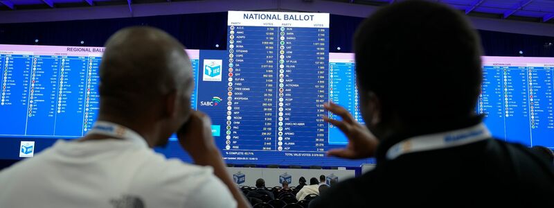 Medienvertreter verfolgen die neuesten Wahlergebnisse im Results Operation Centre (ROC) im südafrikanischen Midrand. - Foto: Themba Hadebe/AP/dpa