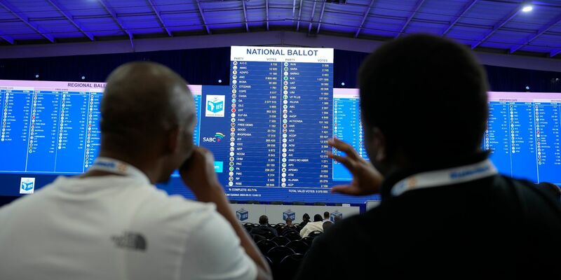 Medienvertreter verfolgen die neuesten Wahlergebnisse im Results Operation Centre (ROC) im südafrikanischen Midrand. - Foto: Themba Hadebe/AP/dpa