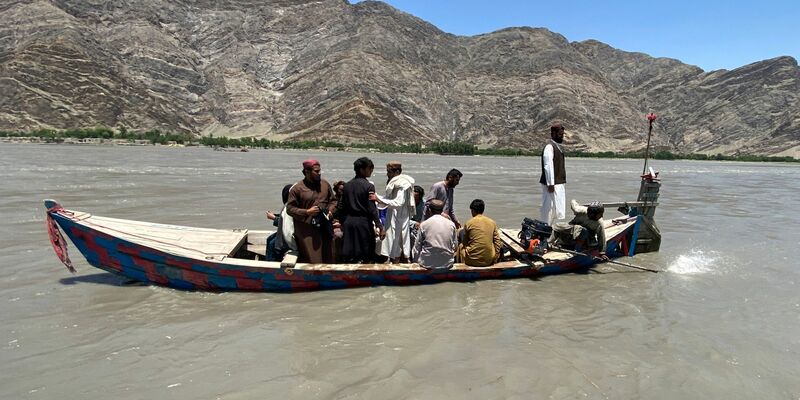 Nach eigenen Angaben sind Anwohner im Bezirk Mohmand Dara auf Boote als Transportmittel angwiesen, weil es keine Brücke gibt, die über den Fluss führt. - Foto: Uncredited/AP/dpa