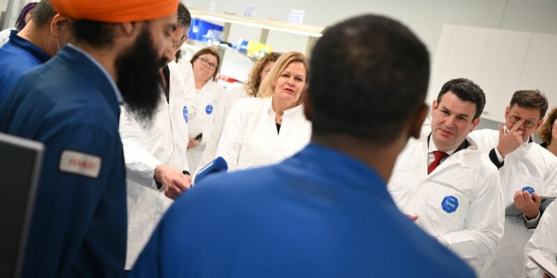 Um von den dortigen Erfahrungen mit einem Punktesystem für Einwanderer zu profitieren, waren Bundesinnenministerin Nancy Faeser (SPD) und Bundesarbeitsminister Hubertus Heil (SPD) im vergangenen Jahr nach Kanada gereist. (Archivfoto) - Foto: Britta Pedersen/dpa