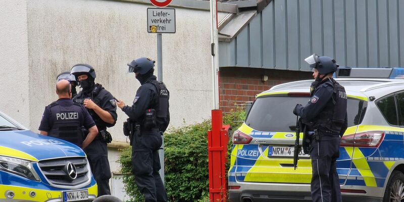 Einsatzkräfte der Polizei am 1. Juni in Hagen im Einsatz. - Foto: Justin Brosch/dpa