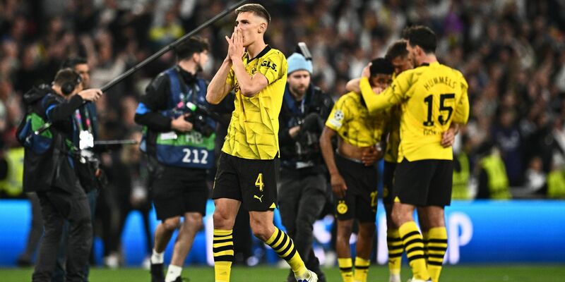 Wie Schlotterbeck (vorn) haderten alle Dortmunder mit dem Spielverlauf gegen Real. - Foto: Tom Weller/dpa