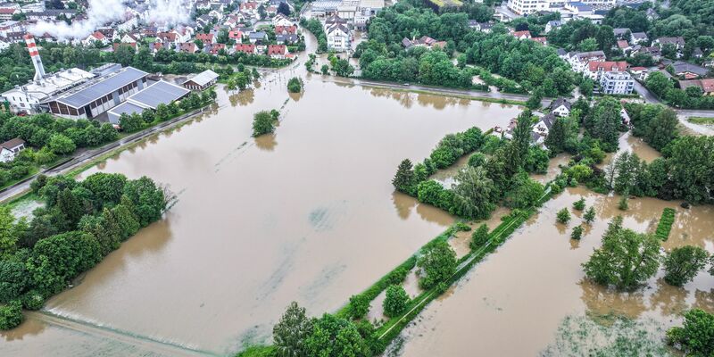 Luftbildaufnahmen zeigen die aus den Ufern getretene Ilm. - Foto: Jason Tschepljakow/dpa