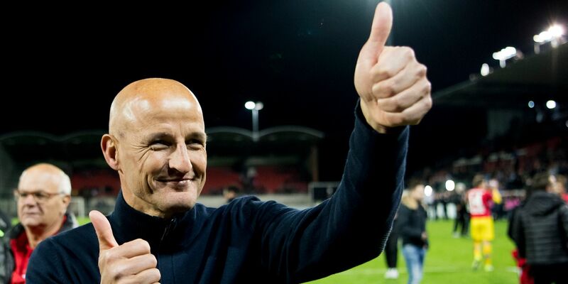 Daumen hoch: Peter Zeidler wird neuer Trainer von Bundesligist VfL Bochum. - Foto: Jean-Christophe Bott/KEYSTONE/dpa