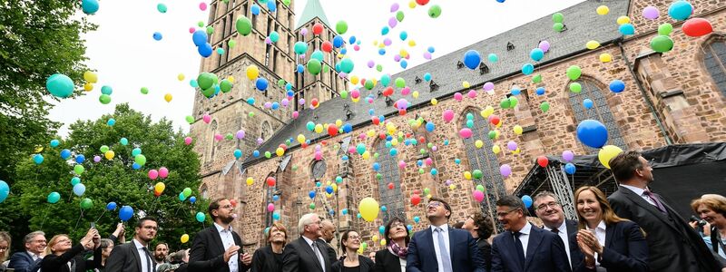 Bundespräsident Frank-Walter Steinmeier (M) lässt zusammen mit Gästen rund 500 Luftballons nach einer Gedenkfeier zum fünften Todestag von Walter Lübcke in den Himmel vor der Martinskirche in Kassel steigen. - Foto: Swen Pförtner/dpa