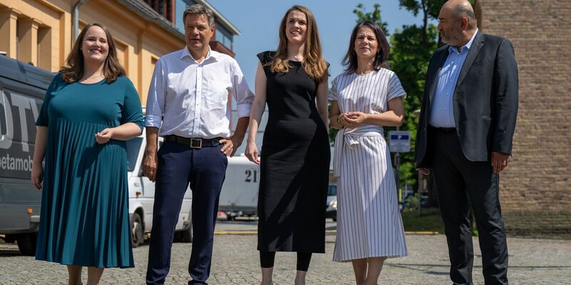 Grüne Spitzentruppe in Potsdam: Ricarda Lang (l-r), Robert Habeck, Terry Reintke, Annalena Baerbock und Omid Nouripour. - Foto: Monika Skolimowska/dpa