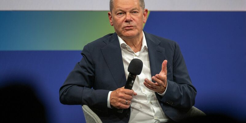 Bundeskanzler Olaf Scholz beantwortet beim Ostdeutschen Wirtschaftsforum in Bad Saarow die Fragen der Teilnehmer. - Foto: Monika Skolimowska/dpa