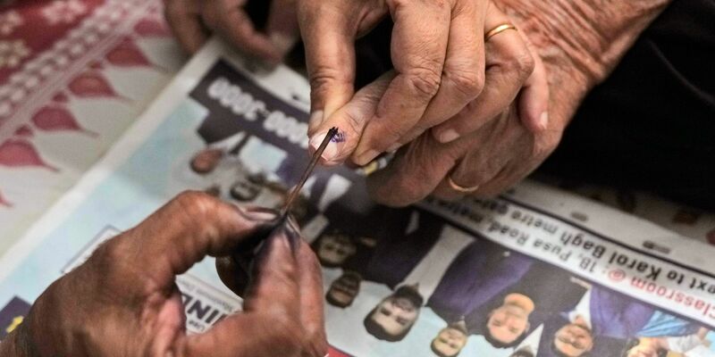 Wählerinnen und Wählern, die ihre Stimme abgegeben haben, wird der Finger mit Farbe markiert. Ergebnisse der Parlamentswahl in Indien soll es am 4. Juni geben. - Foto: Manish Swarup/AP/dpa