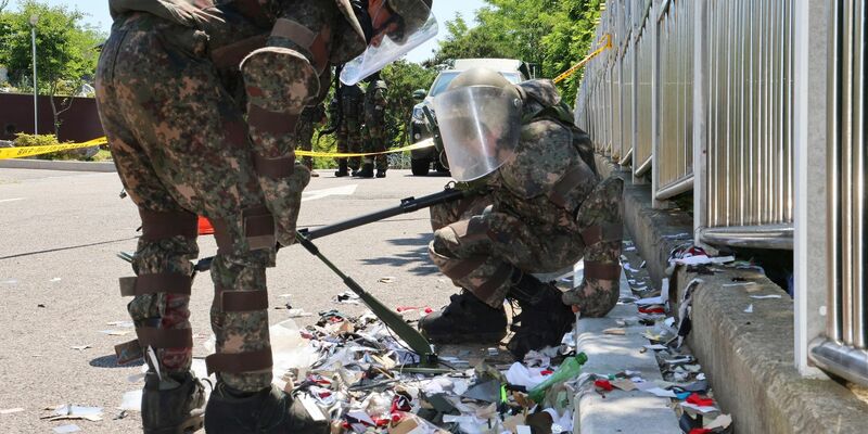 Südkoreanische Soldaten in Schutzkleidung untersuchen Müll aus einem aus Nordkorea entsandten Ballon. - Foto: Uncredited/YONHAP/AP/dpa