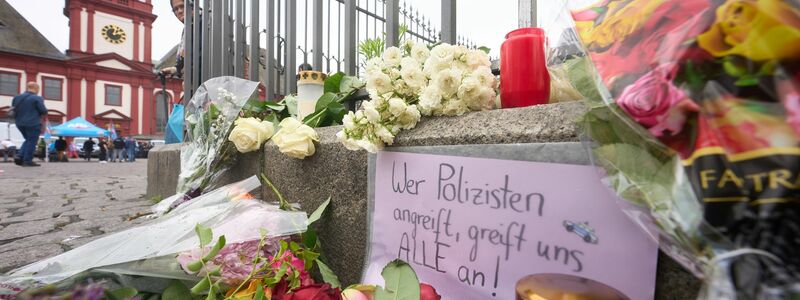 Nach der Messerattacke in Mannheim erinnern Kerzen und Blumen an die Opfer. - Foto: Thomas Frey/dpa