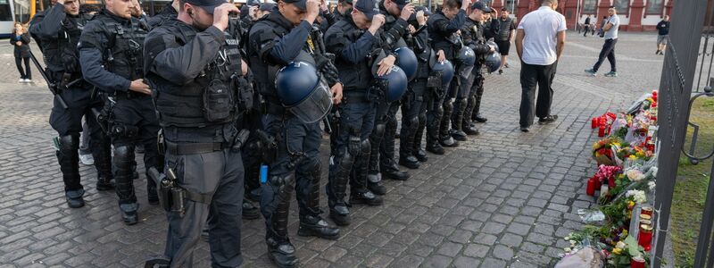 Polizisten trauern auf dem Mannheimer Marktplatz um ihren getöteten Kollegen. - Foto: Boris Roessler/dpa