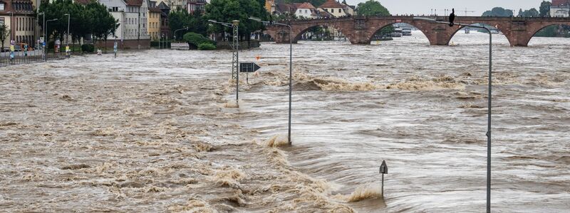 Der Neckar ist auf Höhe der historischen Altstadt von Heidelberg bei massivem Hochwasser über die Ufer getreten. - Foto: Boris Roessler/dpa