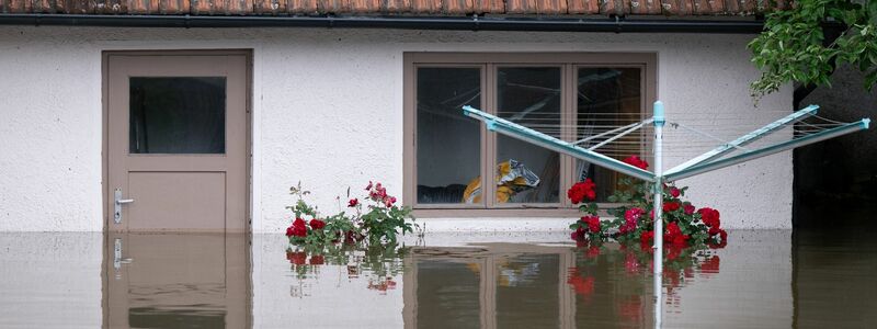 Ein Wäscheständer in einem überfluteten Garten in Reichertshofen. - Foto: Sven Hoppe/dpa