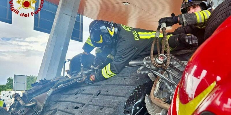 Ein Auto überschlug sich und prallte gegen das Mauthäuschen, das aus der Verankerung gerissen wurde. - Foto: -/Vigili Del Fuoco/dpa