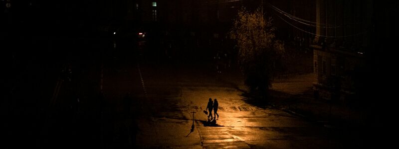 Die Ukraine im Dunkeln? Präsident Selenskyj hat die Bürger aufgerufen, möglichst wenig Strom zu verbrauchen. - Foto: Andrew Kravchenko/AP/dpa