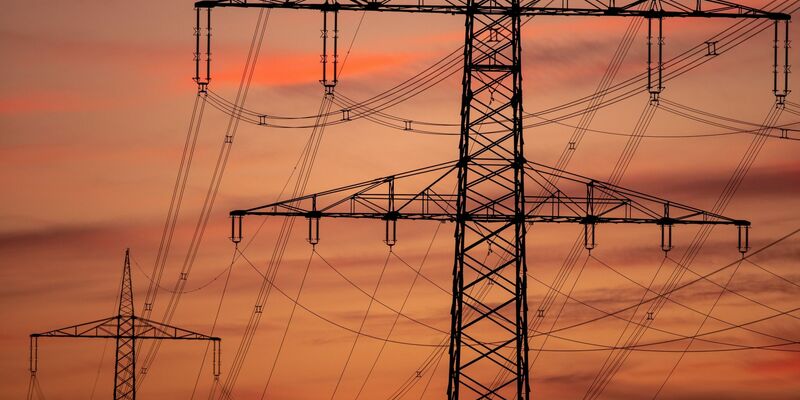 Nach Angaben des Wirtschaftsministeriums müssen für die Energiewende bis 2045 rund 18.000 Kilometer an Netz verstärkt oder ausgebaut werden. - Foto: Jens Büttner/dpa-Zentralbild/dpa