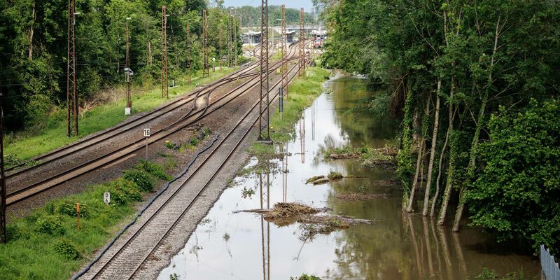 Überflutete Bahntrasse nahe der Donaubrücke am Sonntag. - Foto: Matthias Balk/dpa