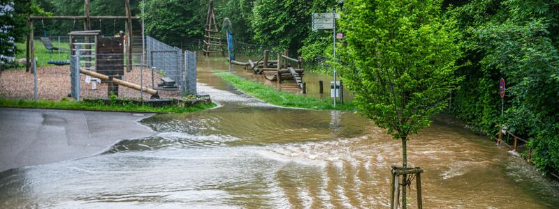 Teile von Leinzell sind überflutet, nachdem der Fluss Lein über die Ufer getreten war. - Foto: Jason Tschepljakow/dpa