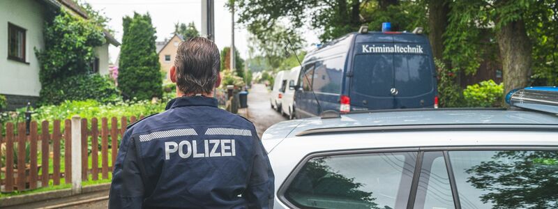 Polizeibeamte in der Nähe des Tatorts in Tirpersdorf. - Foto: David Breidert/dbgrafie.de/dpa