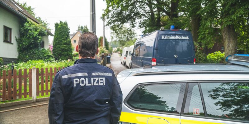 Polizeibeamte in der Nähe des Tatorts in Tirpersdorf. - Foto: David Breidert/dbgrafie.de/dpa