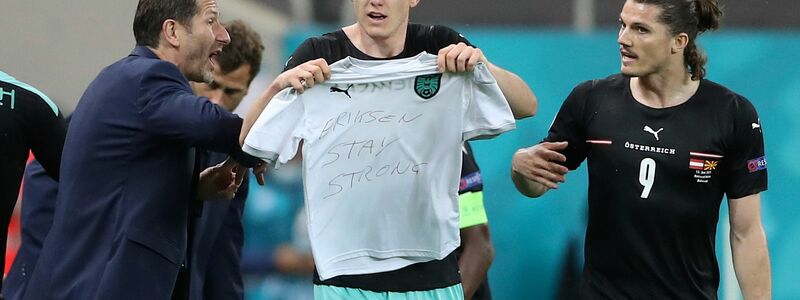 Michael Gregoritsch (M) jubelt mit einem Trikot mit der Aufschrift «Eriksen stay strong» (Eriksen bleibt stark). - Foto: Marko Djurica/Reuters Pool/AP/dpa